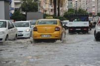 Sağanak İzmir'i Göle Çevirdi