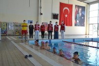 Türk Kızılay'ı Çocuklara Yüzme Öğretti