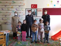 Polis Minik Yüreklere Böyle Dokundu