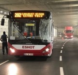 Belediye Otobüsü Kazasında Şoför Yaralandı