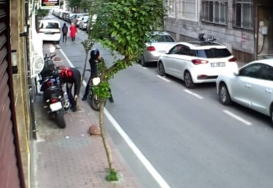 İstanbul'un Göbeğinde Saniyeler İçerisindeki Motosiklet Hırsızlıkları Kamerada