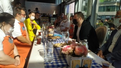 Nalet Bebe Down Sendromlu Gençlerle Tebessüm Kahvesi'nde Buluştu