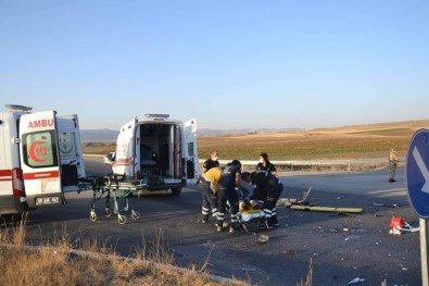 Sivas'ta Otomobiller Çarpıştı Açıklaması 6 Yaralı
