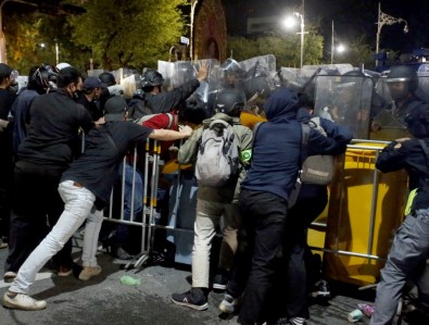 Tayland'da Hükümet Karşıtı Gösteriler Sırasında Acil Durum İlan Edildi