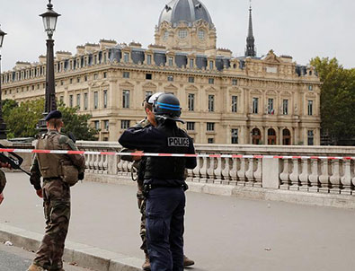 Fransa'da hareketli saatler! Başını kesti...!!!