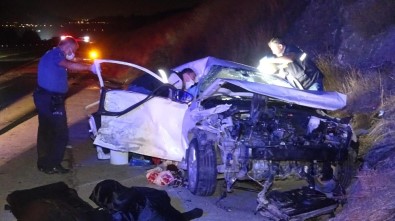 Hafif Ticari Araçla Otomobil Çarpıştı Açıklaması 4 Ölü, 4 Yaralı
