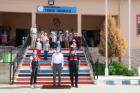 Jandarma, Karacasulu Minik Öğrencilerin Heyecanına Ortak Oldu Haberi