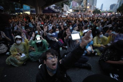 Tayland'da Hükumet Karşıtı Protestolarda Tansiyon Yükseldi