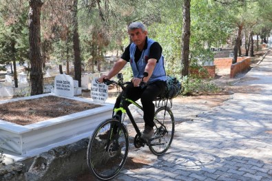 Bisikletle 500 Kilometre Yol Gelerek Türkiye'nin Kültür Hazinesini Mezarı Başında Ziyaret Etti