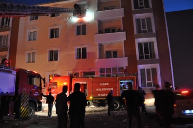 Kars'ta 4 Katlı Binada Çıkan Yangın Korkuttu