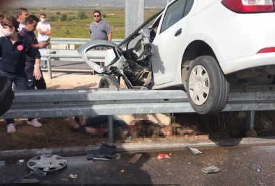 Kaza Yapan Otomobil Bariyerlerde Asılı Kaldı Açıklaması 2 Yaralı