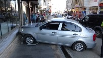 Sürücü Direksiyon Başında Kalk Krizi Geçirince Araç Pastane Duvarına Çarptı Haberi