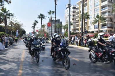 Mersin'de Polis Motosiklet Tutkunlarıyla Şehir Turu Attı