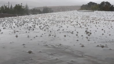 Fındık Büyüklüğünde Yağan Dolu Her Yeri Beyaza Bürüdü