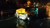Kırmızı Işıkta Bekleyen Taksiye Kamyonet Çarptı Açıklaması 1 Yaralı Haberi