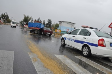 Konya'da Traktör İle Otomobil Çarpıştı Açıklaması 2 Yaralı