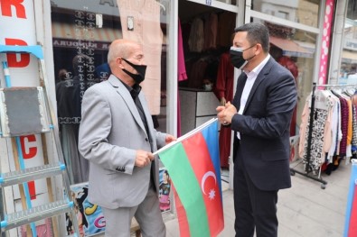 Nevşehir Belediyesi Tarafından Vatandaşlara Türk Ve Azerbaycan Bayrakları Dağıtıldı