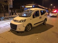 Ticari Araç Karşı Şeride Geçti Otomobile Çarptı Açıklaması 4 Yaralı