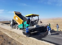 Van Büyükşehir Belediyesi Taşkonak Mahalle Yolunu Asfaltlıyor