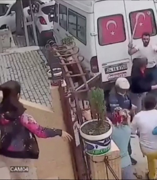 Yeni nesil komşuculuk! Baltalarla saldırdılar...