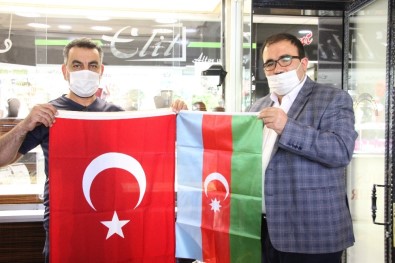 Erzincan'da Esnafa Azerbaycan Ve Türk Bayrakları Dağıtıldı
