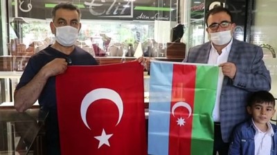 Erzincan'da Gönüllü Gençler Esnafa Türkiye Ve Azerbaycan Bayrakları Dağıttı