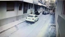 İzmir'de Park Halindeki Otomobile Sopayla Zarar Verilmesi Güvenlik Kamerasında Haberi