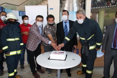 Van'da Gençlerden İtfaiyeye 'Yangın İhbarı' İle Pasta Sürprizi