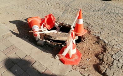 Erdek'te Telekom'a Ait Altyapı Bacası Çöktü