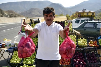 Karayolu Kenarında 'Askıda Elma'