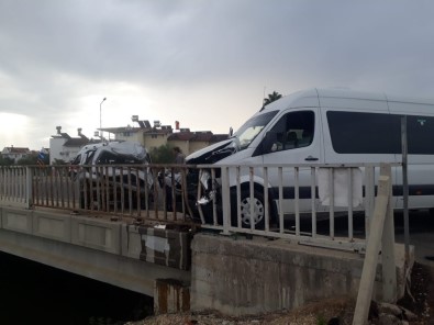 Antalya'da Servis Aracı Ve Otomobil Çarpıştı Açıklaması 1 Yaralı