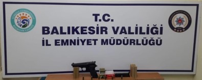 Balıkesir'de Polis 13 Aranan Şahsı Yakalarken 5 Silah Ele Geçirdi