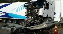 D-650 Karayolunda Tır Bariyerlere Çarparak Hurdaya Döndü Açıklaması 1 Yaralı