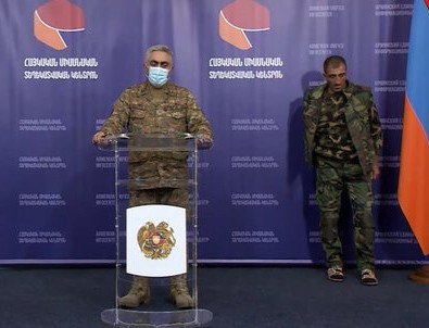 Ermenistan Savunma Bakanlığı Sözcüsü, basın toplantısı yaparken arkasındaki terlikli umursamaz asker dikkat çekti