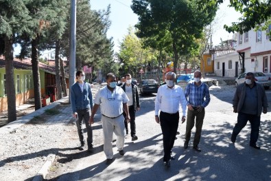 Isparta'da Muhtarın Sokak Yenileme Talebini, Belediye Yerine Getirdi
