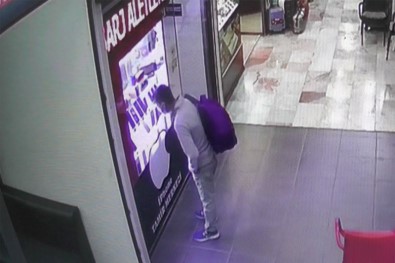 Cep Telefonunu 7 Saniyede Yürüttü, Cebine Bile Koymadı