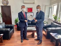 Edremit Eski Kaymakamı Ali Sırmalı'ya Teşekkür Plaketi