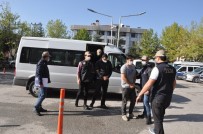 FETÖ Operasyonunda Yakalananlardan 3'Ü Adliyeye Sevk Edildi
