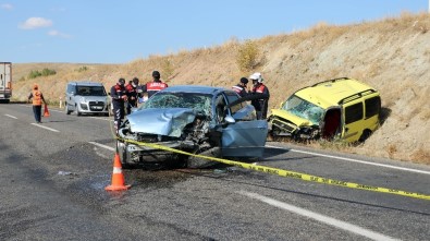 Hatalı Sollama Yapan Otomobil Taksi İle Çarpıştı Açıklaması 1 Ölü 2 Yaralı