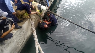 (Özel) Denize Düşen Şahsa Korona Virüs Nedeniyle El Uzatmadılar