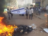 Sudan'daki Gösterilerde İsrail Bayrağı Ateşe Verildi