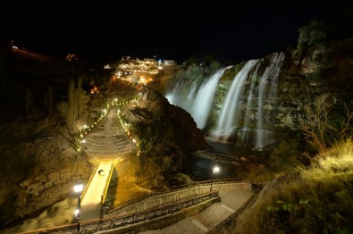 Tortum Şelalesi Göz Kamaştırıyor