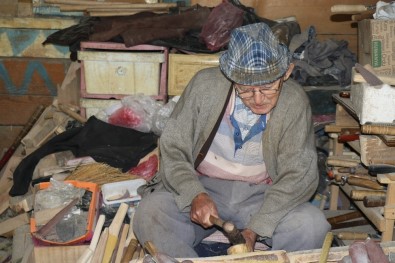 80 Yaşındaki Hasan Dede'ye 'Poşet Delik' Diye Saldırdı