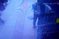 (Özel) İstanbul'da Güpegündüz Etek Hırsızlığı Kamerada Haberi