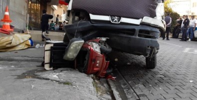 Park Halindeki Minibüsün Freni Boşaldı, Facia Kıl Payı Atlatıldı