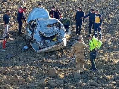 Ağrı'da Otomobil Şarampole Yuvarlandı Açıklaması 1 Ölü, 1 Yaralı