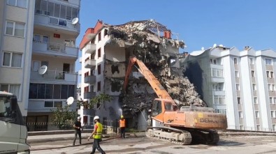 Bursa'da Çöken 9 Katlı Binanın Yıkım Çalışmalarının Yapıldığı Görüntüler Ortaya Çıktı