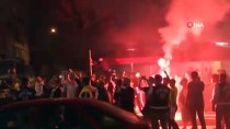 Fenerbahçeli Futbolcular, Trabzonspor Galibiyetini Taraftarıyla Kutladı