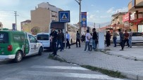 Mahalle Arasına Kaçan Kaçak Göçmenleri Polis Yakaladı Haberi