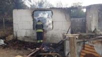 Yangında Tek Katlı Ev Küle Döndü
